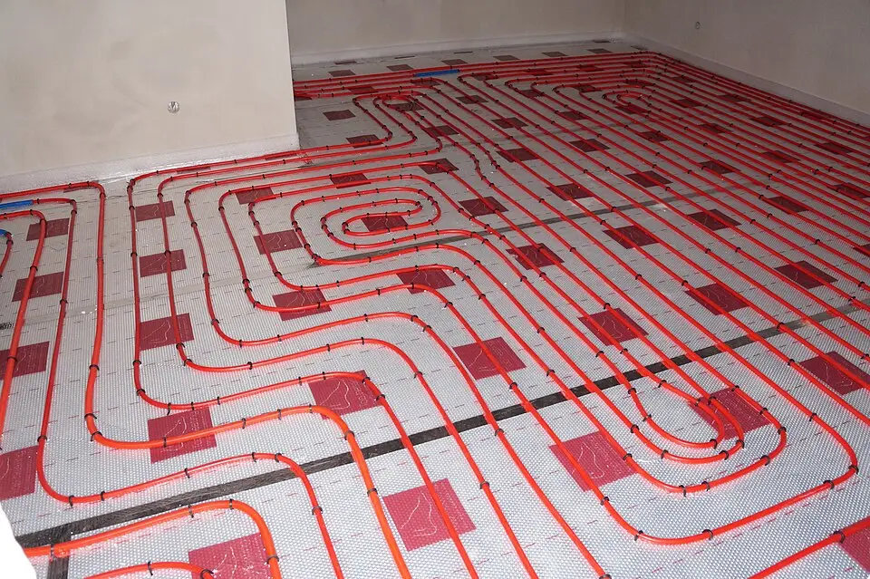 Tubes de plancher chauffant posés en spirale avant la chape
